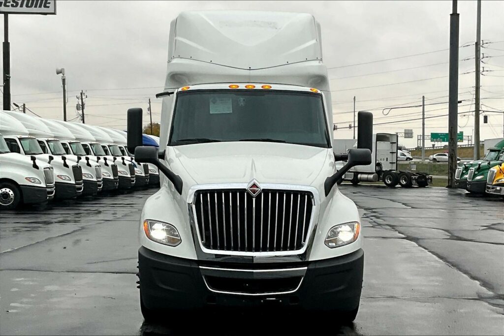 2022 CUM LT625 6×4 Sleeper