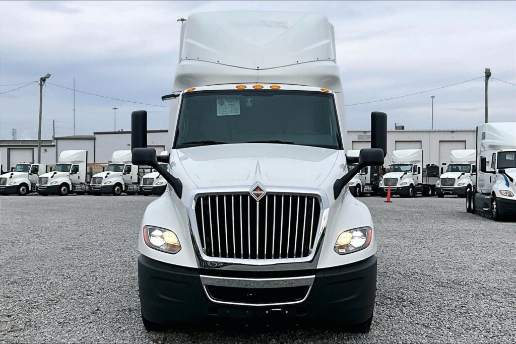 2022 CUM LT625 6×4 Sleeper