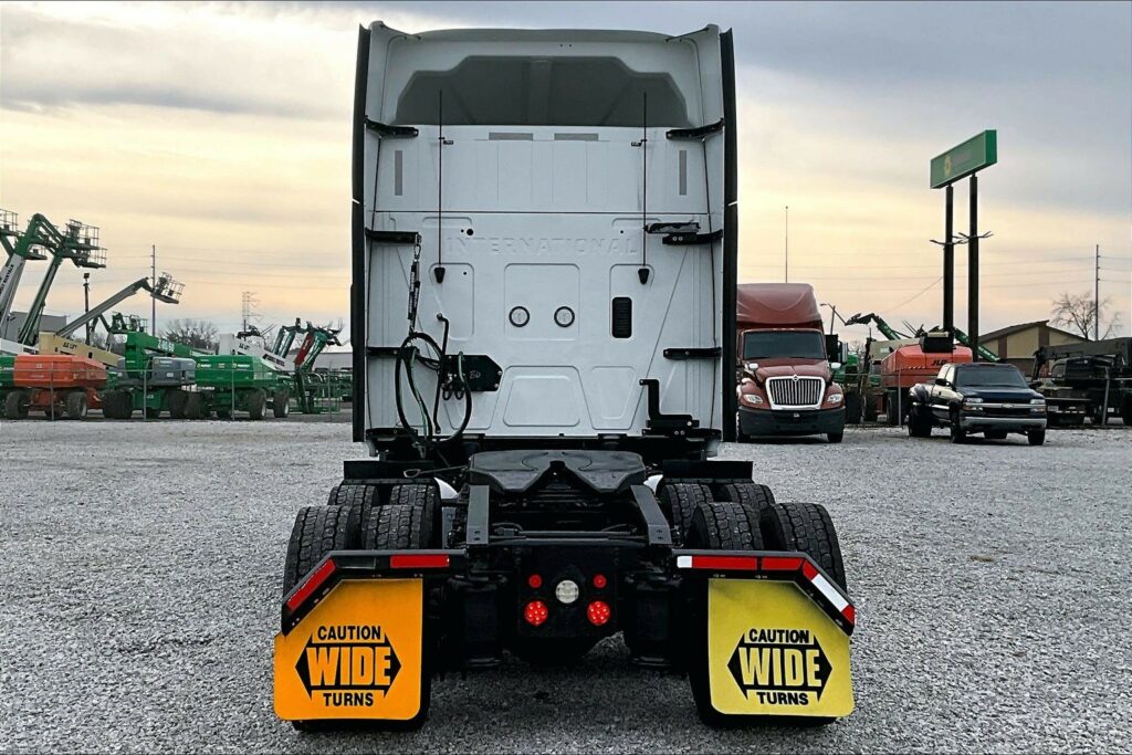 2022 CUM LT625 6×4 Sleeper