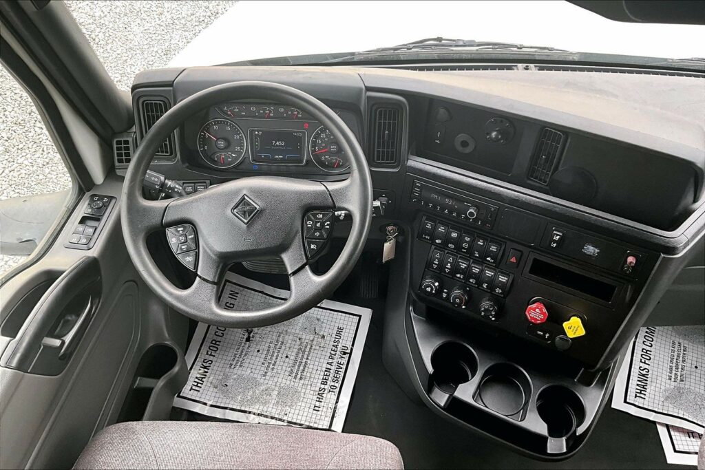 2022 CUM LT625 6×4 Sleeper