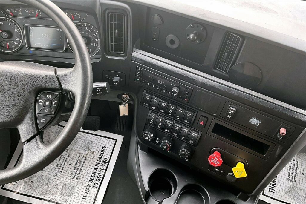 2022 CUM LT625 6×4 Sleeper