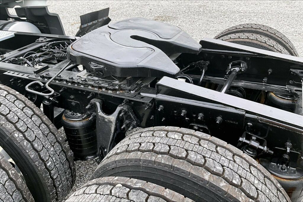 2022 CUM LT625 6×4 Sleeper