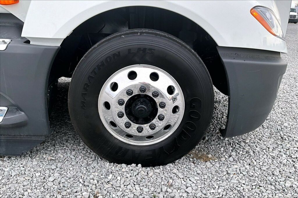 2022 CUM LT625 6×4 Sleeper