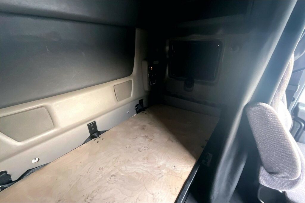 2022 CUM LT625 6×4 Sleeper