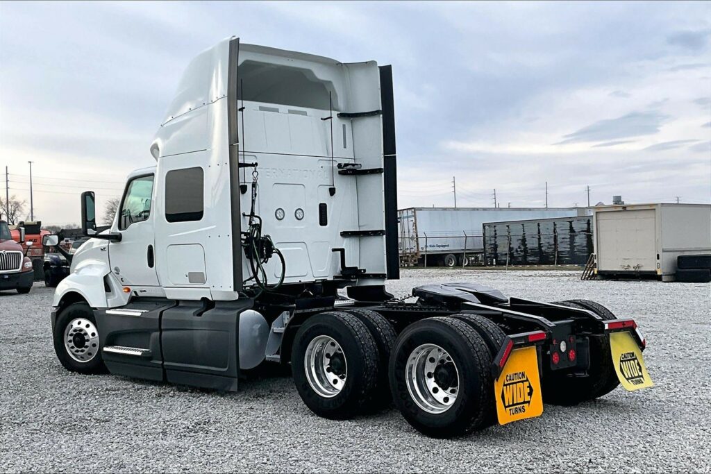 2022 CUM LT625 6×4 Sleeper