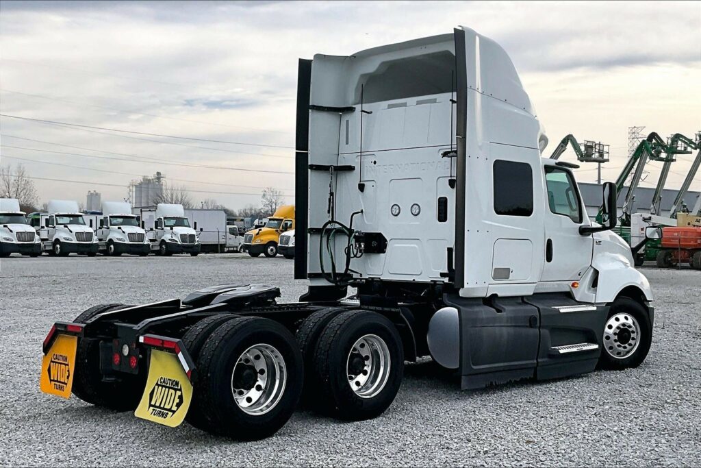 2022 CUM LT625 6×4 Sleeper