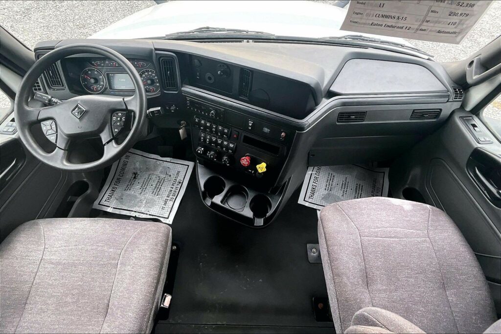 2022 CUM LT625 6×4 Sleeper