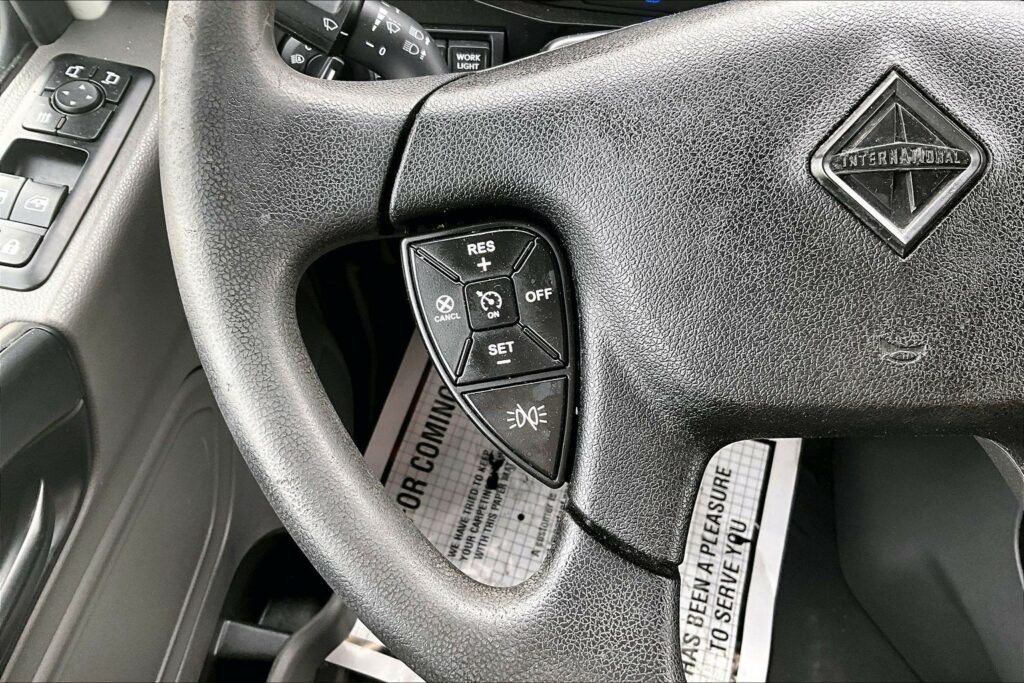 2022 CUM LT625 6×4 Sleeper