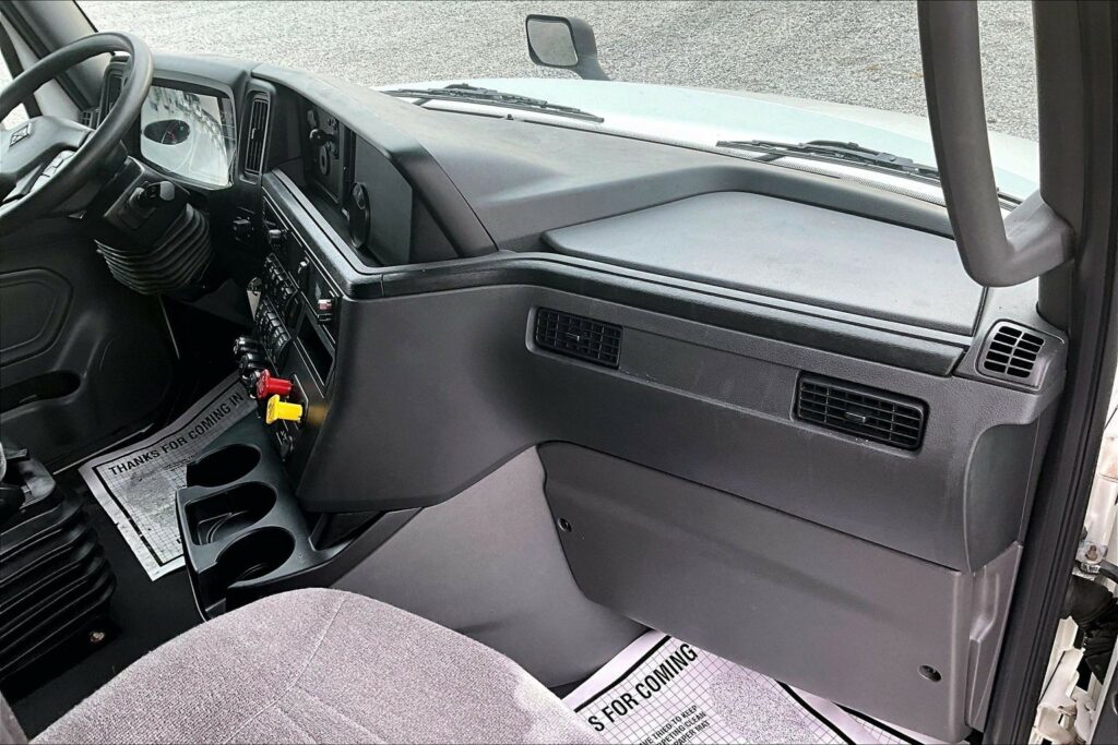 2022 CUM LT625 6×4 Sleeper