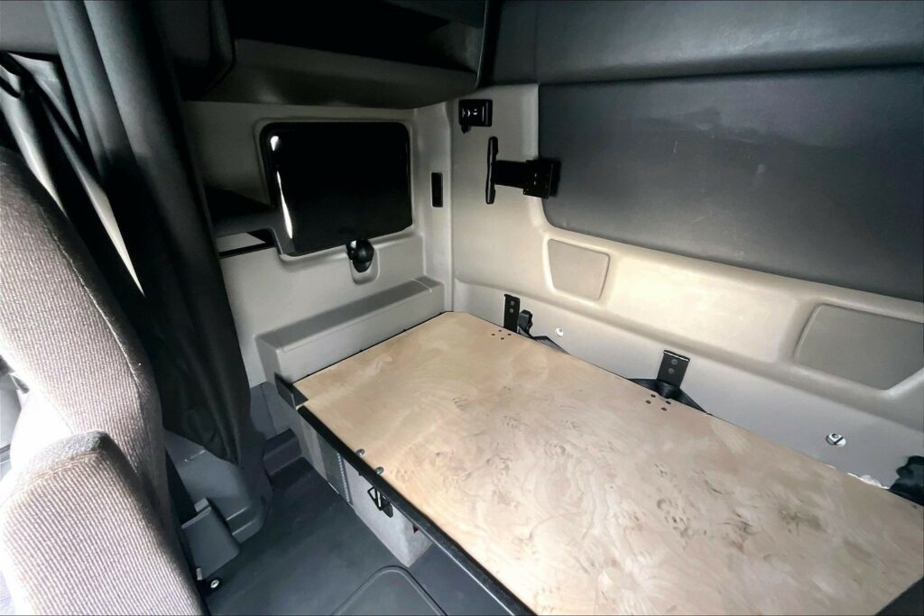 2022 CUM LT625 6×4 Sleeper