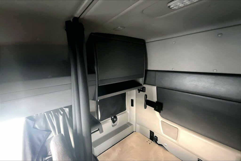 2022 CUM LT625 6×4 Sleeper