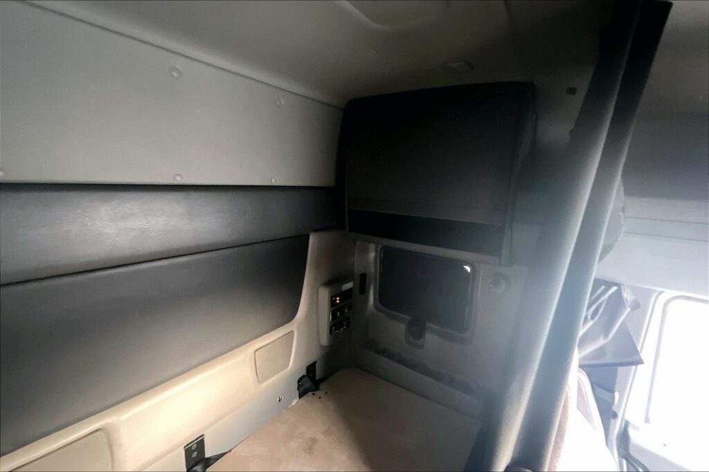 2022 CUM LT625 6×4 Sleeper