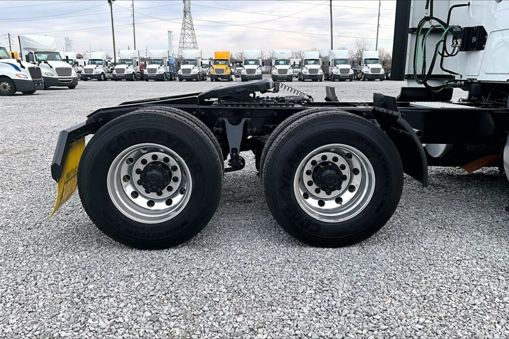 2022 CUM LT625 6×4 Sleeper