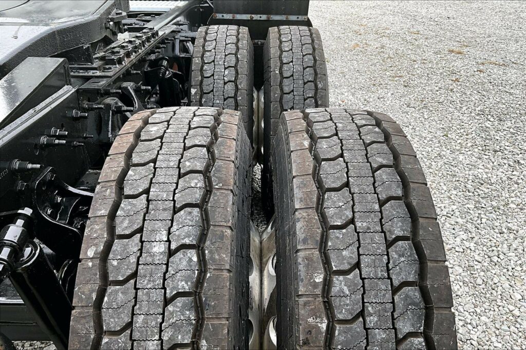 2022 CUM LT625 6×4 Sleeper