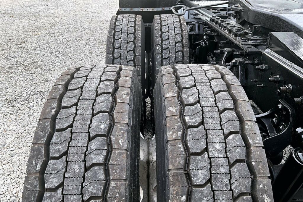 2022 CUM LT625 6×4 Sleeper