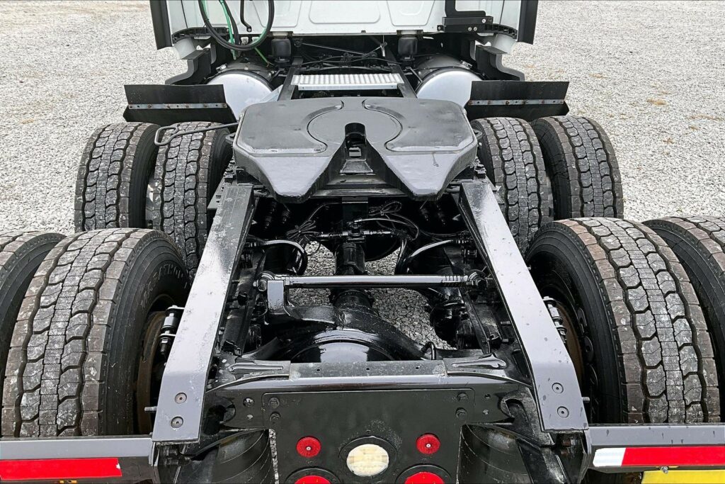 2022 CUM LT625 6×4 Sleeper