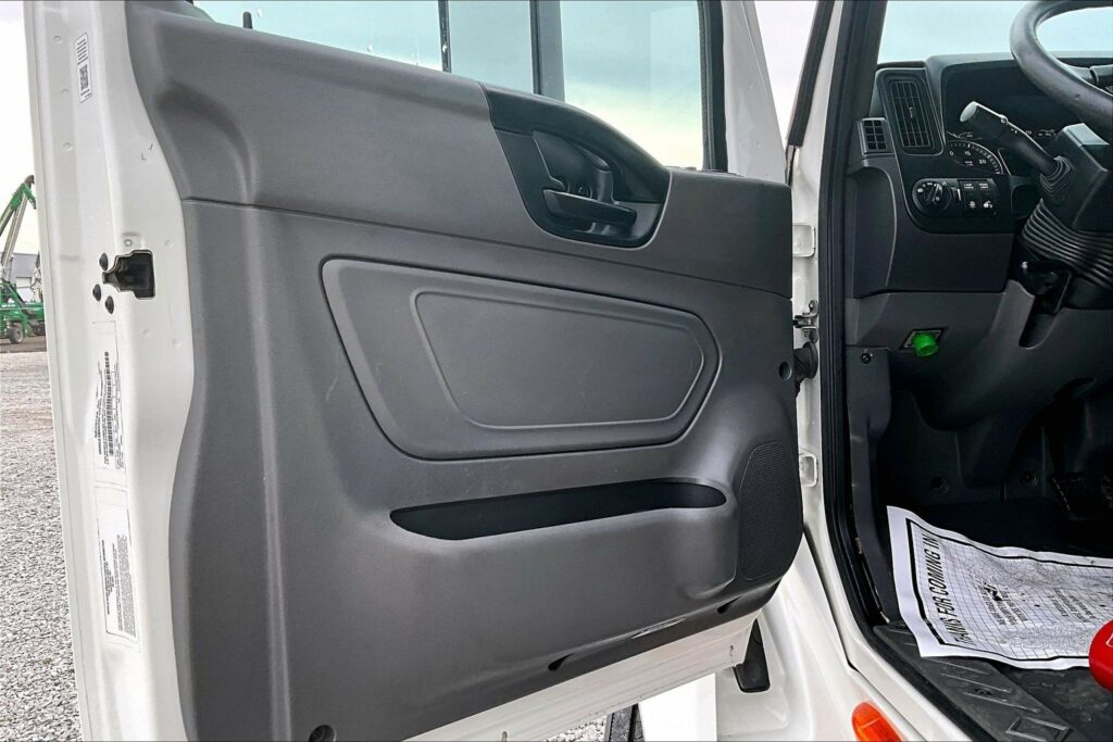 2022 CUM LT625 6×4 Sleeper