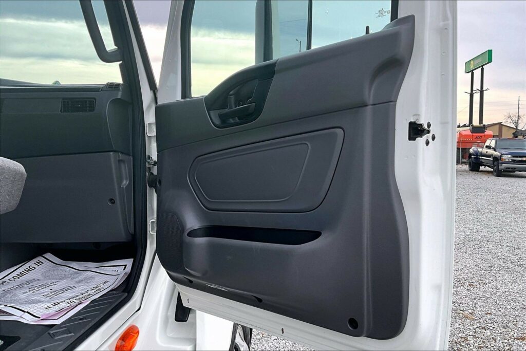 2022 CUM LT625 6×4 Sleeper