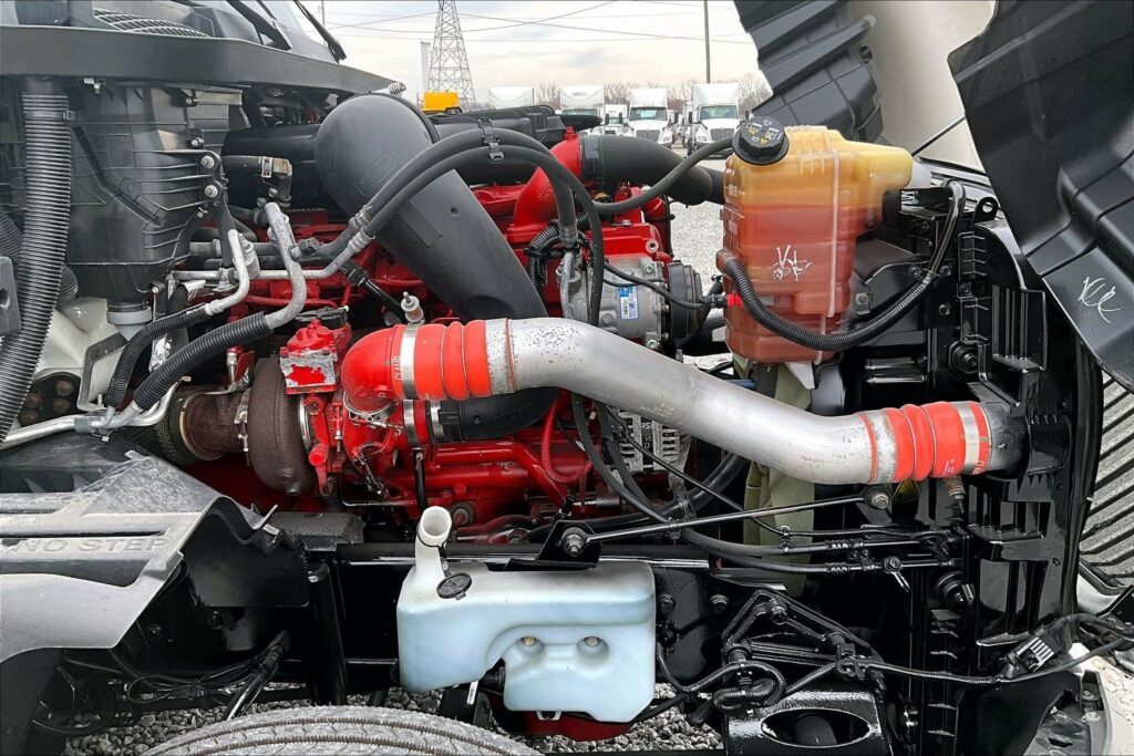 2022 CUM LT625 6×4 Sleeper