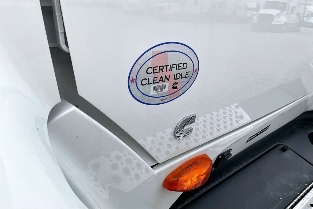 2022 CUM LT625 6×4 Sleeper