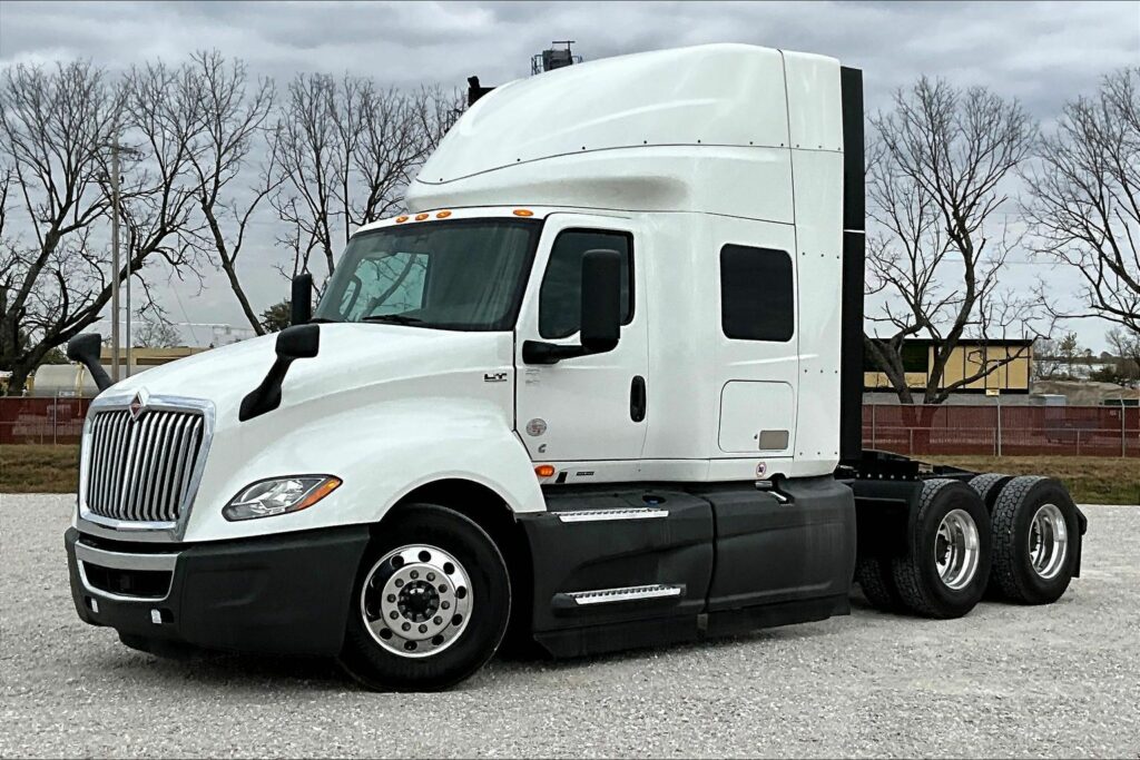 2022 CUM LT625 6×4 Sleeper