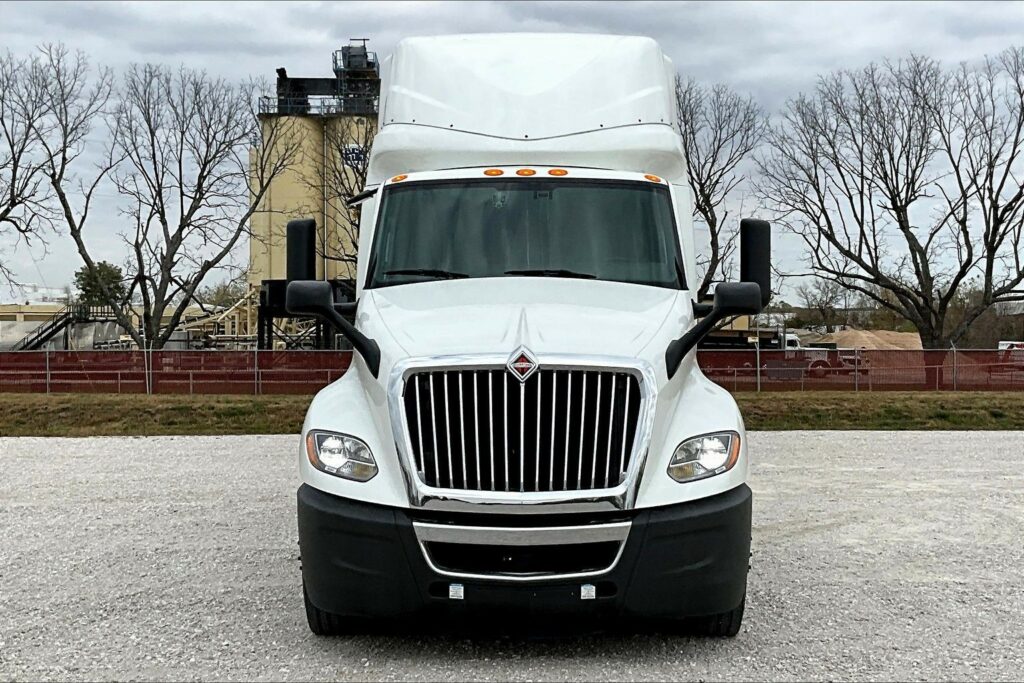 2022 CUM LT625 6×4 Sleeper