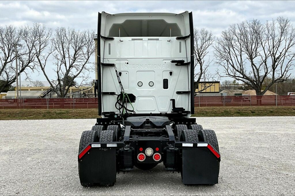 2022 CUM LT625 6×4 Sleeper