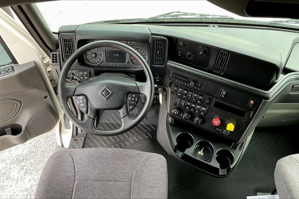 2022 CUM LT625 6×4 Sleeper