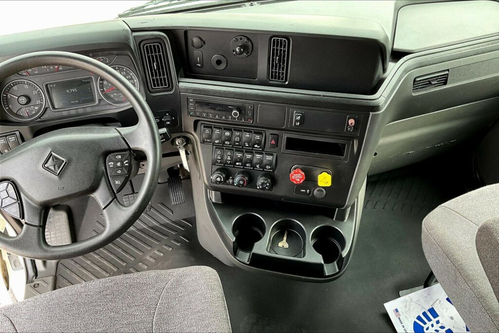 2022 CUM LT625 6×4 Sleeper