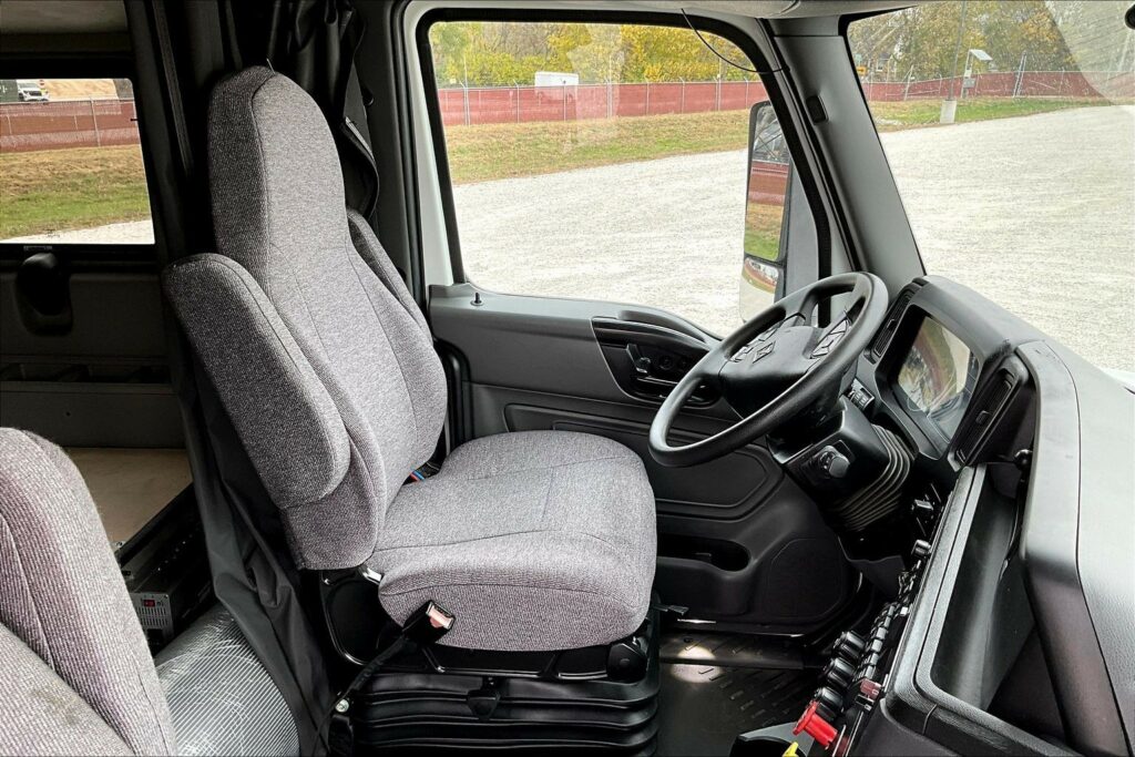 2022 CUM LT625 6×4 Sleeper