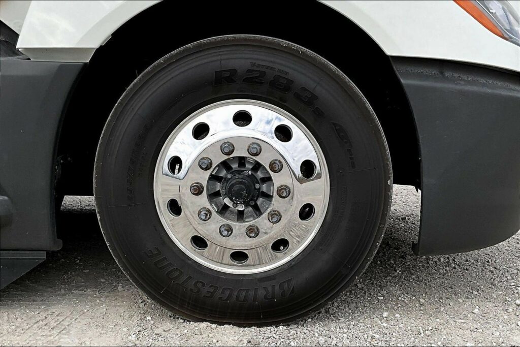 2022 CUM LT625 6×4 Sleeper