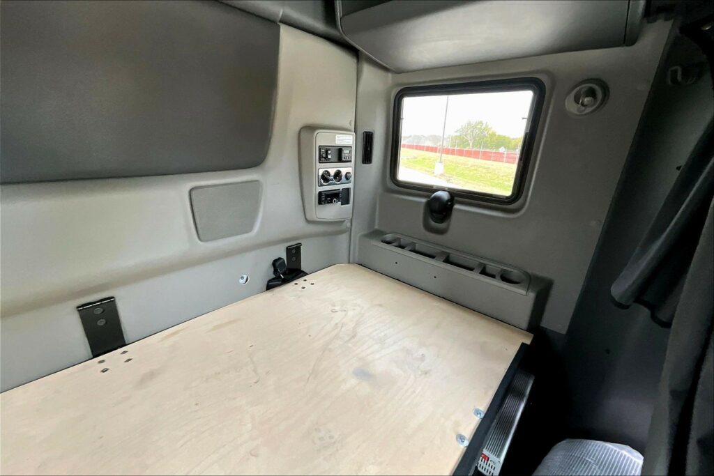 2022 CUM LT625 6×4 Sleeper