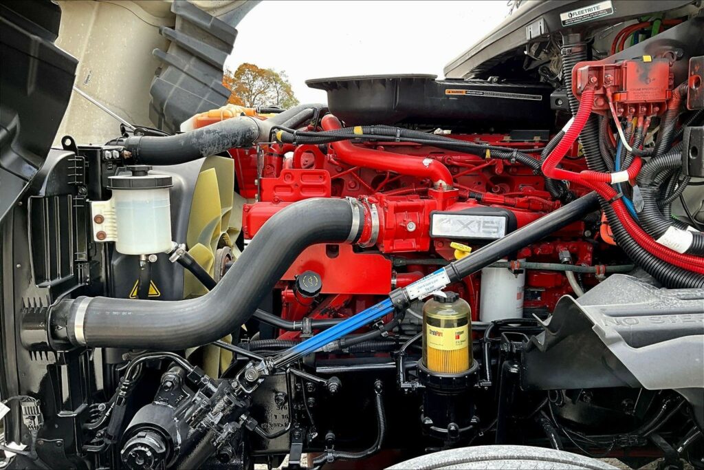 2022 CUM LT625 6×4 Sleeper