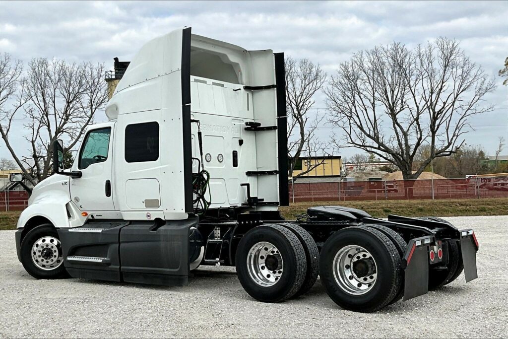 2022 CUM LT625 6×4 Sleeper
