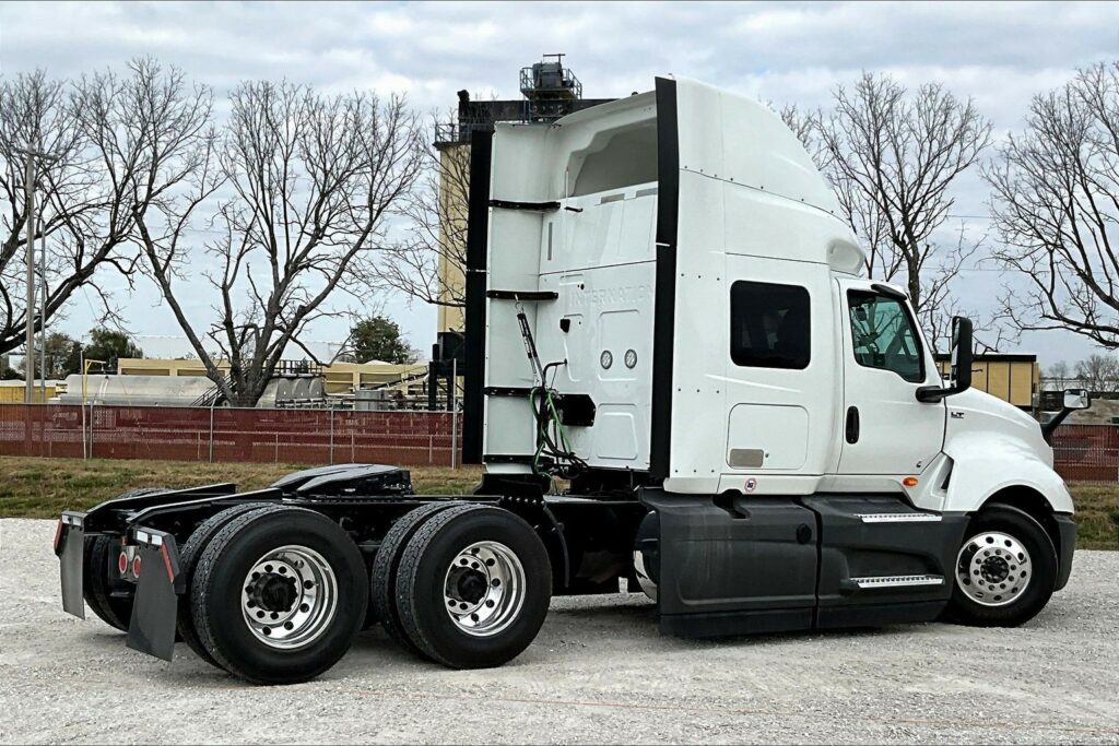 2022 CUM LT625 6×4 Sleeper