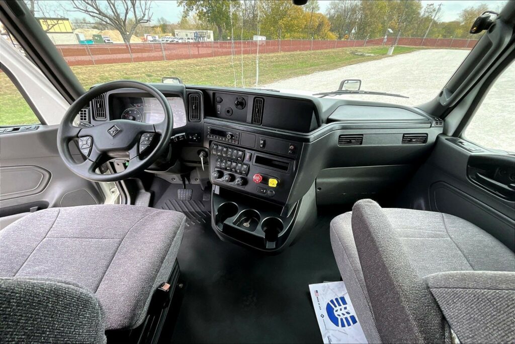 2022 CUM LT625 6×4 Sleeper