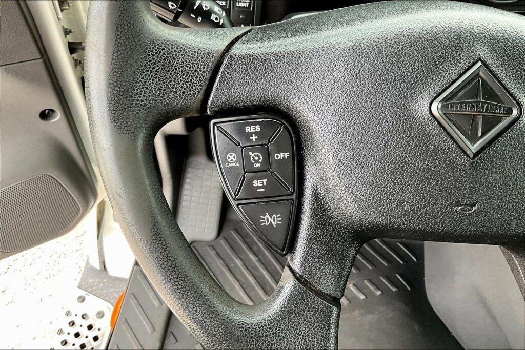 2022 CUM LT625 6×4 Sleeper