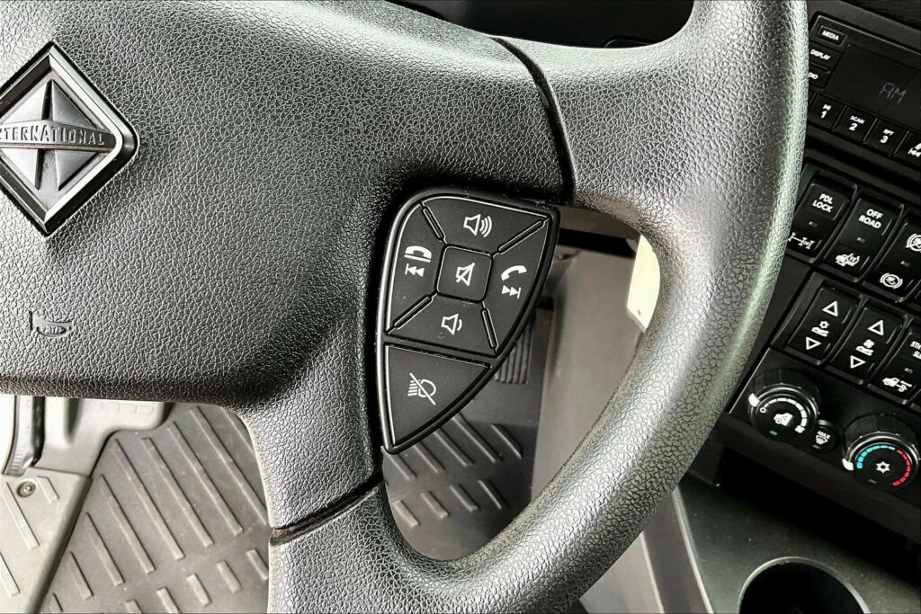 2022 CUM LT625 6×4 Sleeper