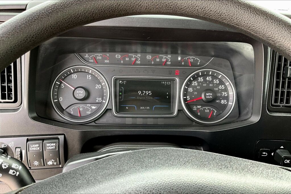 2022 CUM LT625 6×4 Sleeper