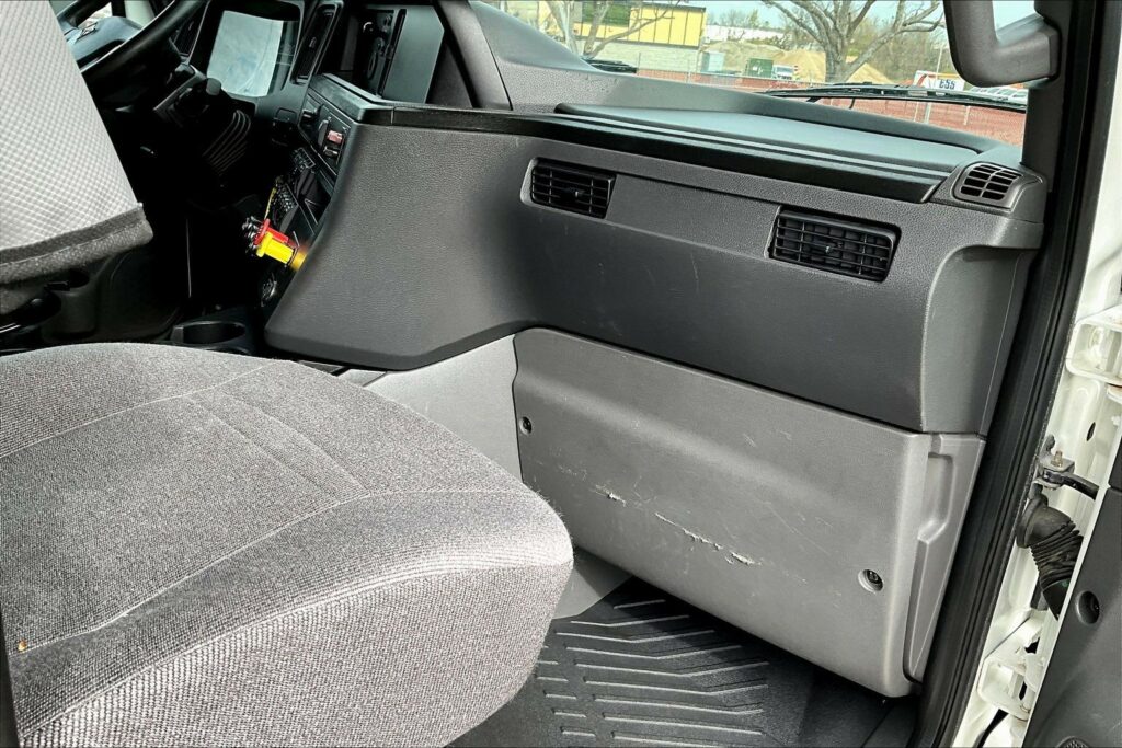 2022 CUM LT625 6×4 Sleeper