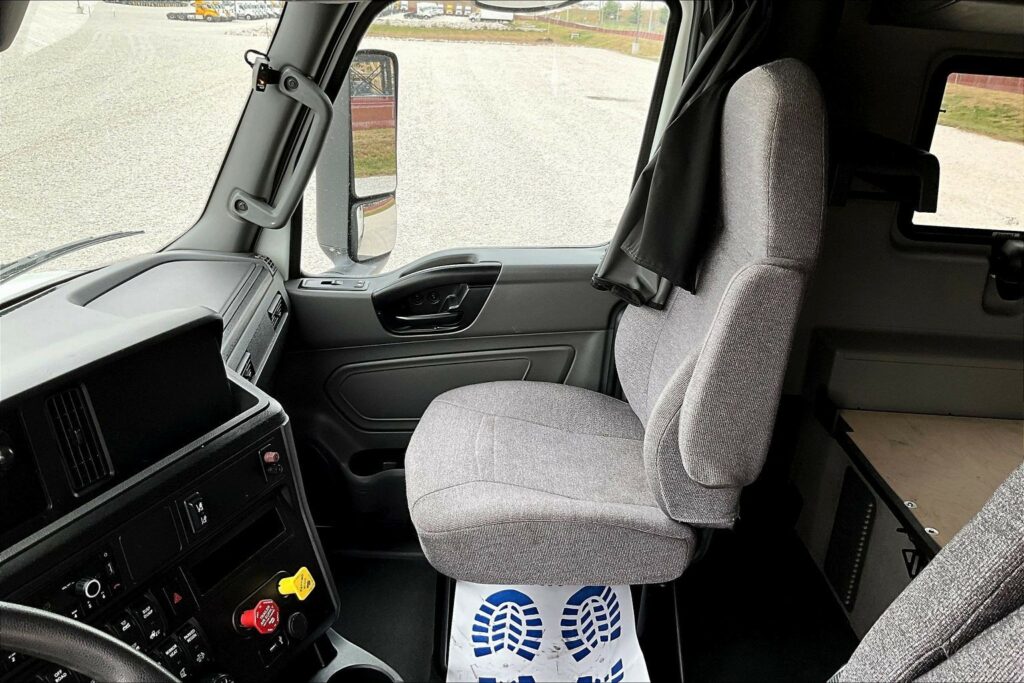 2022 CUM LT625 6×4 Sleeper