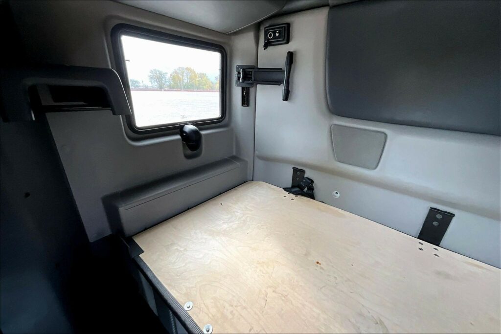 2022 CUM LT625 6×4 Sleeper