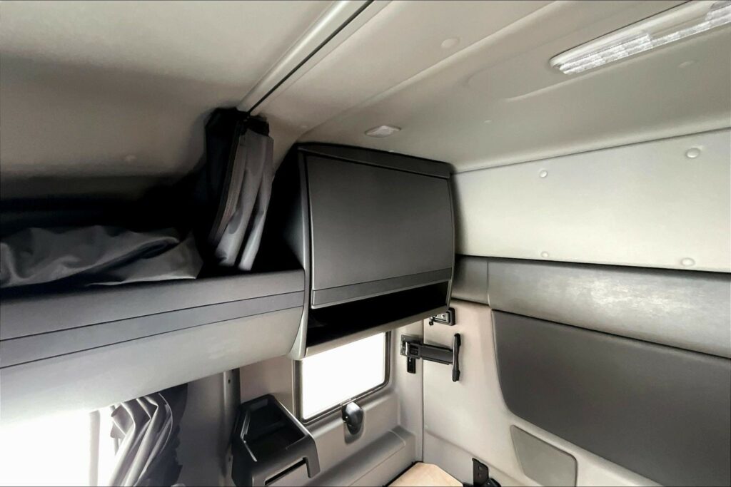 2022 CUM LT625 6×4 Sleeper