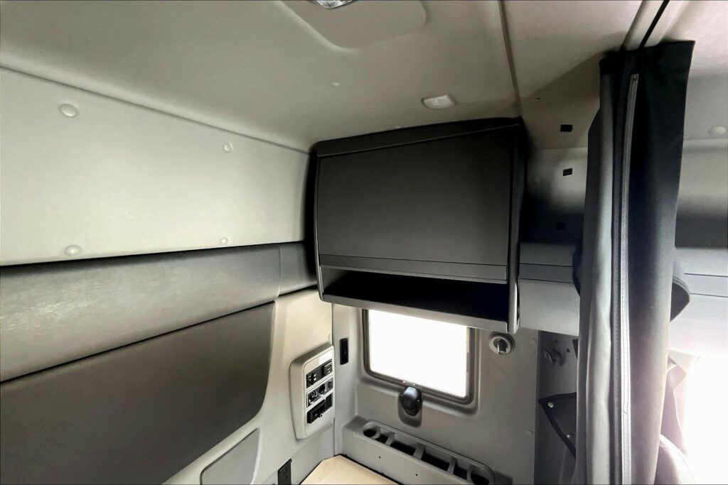 2022 CUM LT625 6×4 Sleeper