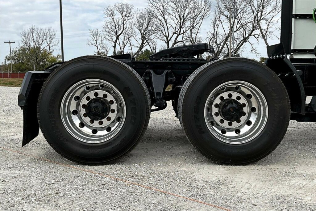 2022 CUM LT625 6×4 Sleeper