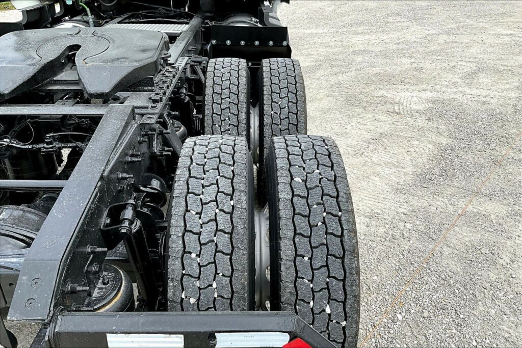 2022 CUM LT625 6×4 Sleeper