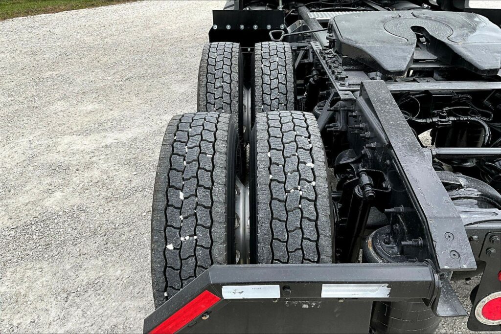 2022 CUM LT625 6×4 Sleeper