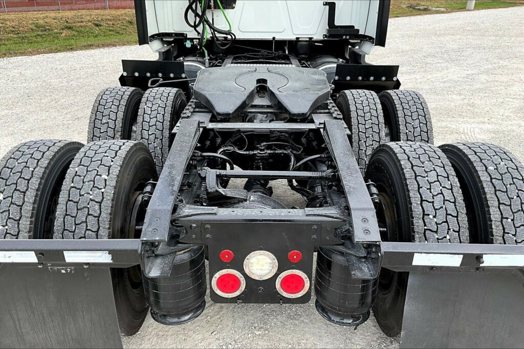 2022 CUM LT625 6×4 Sleeper