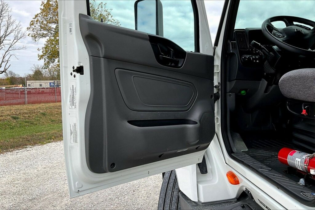 2022 CUM LT625 6×4 Sleeper