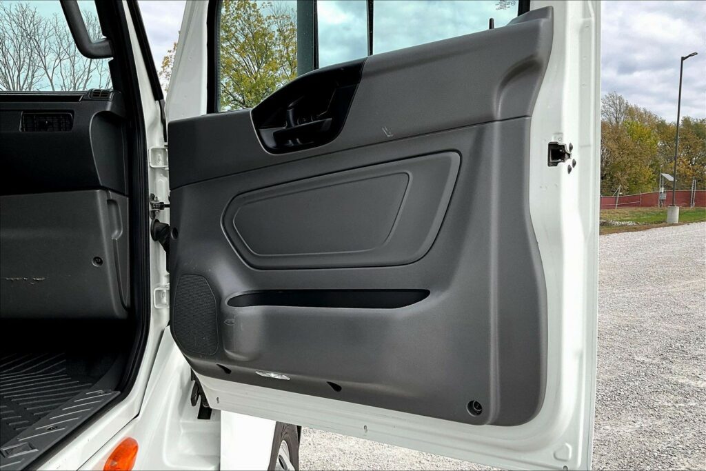 2022 CUM LT625 6×4 Sleeper